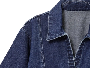 Détail de l'encolure d'une veste en jean bleu foncé avec coutures doubles de qualité