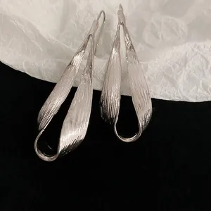 Onregelmatige Gedraaide Hangoorbellen Met Zilveren Oorsteker Gehamerd Metaal Geometrische Lange Sieraden Voor Dames