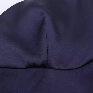 Detailaufnahme der dunkelblauen Satin-Stoffstruktur und präzisen Nähte am Kleid