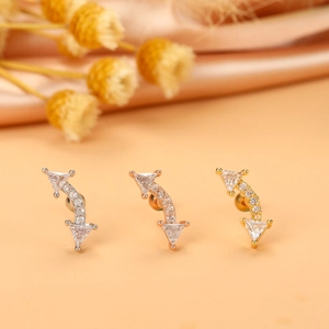 Vue macro de boucles d'oreilles cartilage flèche avec zircons cubiques micro-incrustés