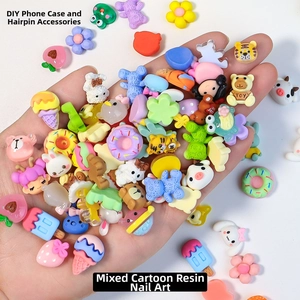 Ciondoli assortiti in resina colorata per nail art e cover per cellulari fai-da-te in mano