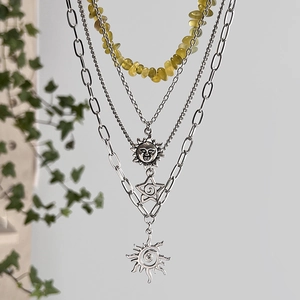 Collier argenté multicouches avec pendentifs soleil et étoile et perles de gravier