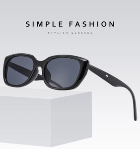 Detailansicht der schwarzen Cat-Eye-Sonnenbrille mit dunkelgrauen Gläsern auf Podesten