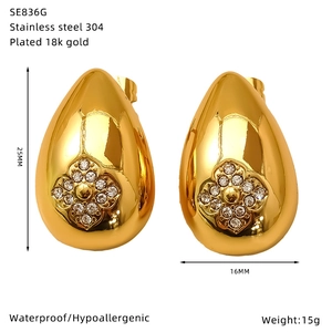 Vue détaillée des boucles d'oreilles goutte dorées 18 carats avec spécifications