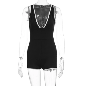 Détail d'un combishort noir avec décolleté en V profond et liseré blanc contrastant