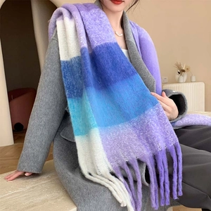 Écharpe chic en tricot à pampilles avec motif à carreaux violet, bleu et blanc