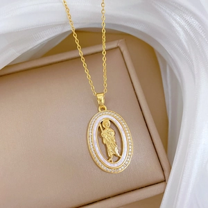 Collier médaille ovale dorée avec relief de saint et bordure en cristaux scintillants