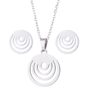 Dettaglio della collana con pendente tondo geometrico traforato argento e orecchini set