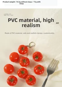 Gedetailleerd beeld van de realistische PVC tomaat sleutelhanger met glanzende rode kleur