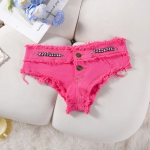 Dettaglio micro pantaloncini di jeans rosa fucsia a vita bassa con strass e bordi sfilacciati