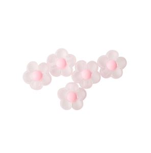 Dettaglio di perline floreali in acrilico rosa smerigliato per gioielli fai da te