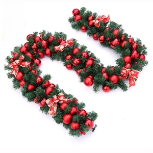 Guirlande de Noël rouge et verte avec boules, nœuds papillon et baies festives