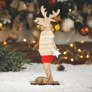 Décoration de Noël renne en bois avec motif rayé sur fond festif enneigé
