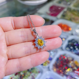Glänzender gelber Zirkon Tropfen Blumen Anhänger mit funkelnden Kristallen für Damen.