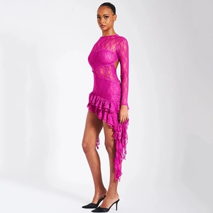Robe courte en dentelle rose avec manches longues, ourlet asymétrique et dos nu chic