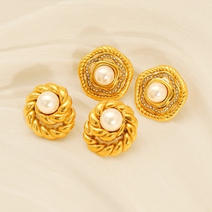 Boucles d'oreilles dorées torsadées avec perle centrale et diamants sur tissu beige