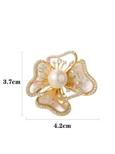 Vue détaillée de la broche fleur montrant 3,7 cm de hauteur et 4,2 cm de largeur