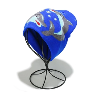 Détail de la maille du bonnet bleu marine avec motifs de dauphins en jacquard gris et bleu