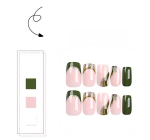 Dettagli di unghie finte verde bosco e rosa con glitter dorati e design a onde francesi