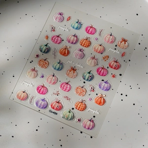 Vue macro de stickers d'ongles citrouille 3D avec des textures et motifs colorés