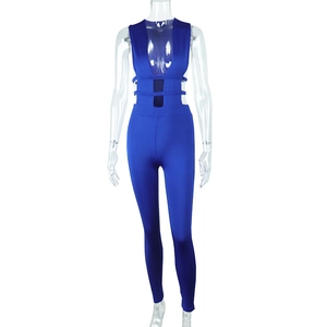 Détail d'une combinaison bleu roi avec découpes à la taille et col en V profond sexy