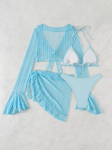 Détail de la texture en maille bleu clair et des poignets volantés sur l'ensemble de plage