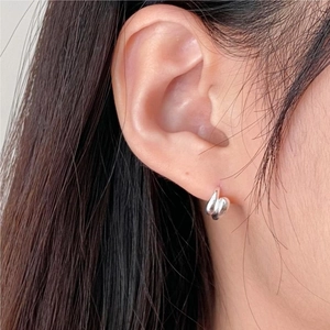 Minimalist 925 sterling silver hoop earrings with a modern twisted design on ear
