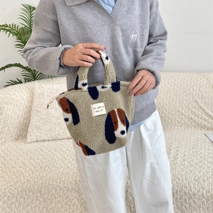 Détail du sac cabas d'hiver en peluche avec motif beagle et étiquette de marque