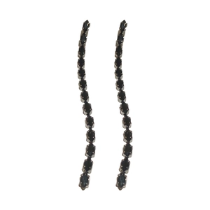 Orecchini a nappa a forma di S in argento con zirconi neri marquise su sfondo bianco