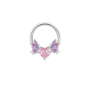 Dettaglio del piercing all'ombelico a farfalla argento con ali viola e cuore rosa