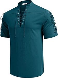 Detail eines blaugrünen Kurzarmshirts mit V-Ausschnitt-Schnürung und Metallösen am Ärmel