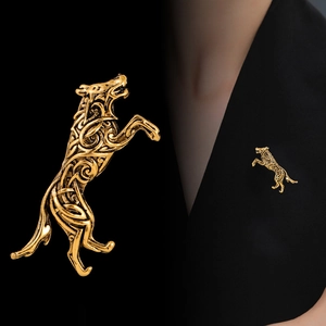 Vintage wolf head brooch in golden alloy pinned on a black suit lapel for men