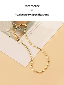 Gros plan du collier grain de café plaqué or 18 carats avec fermoir mousqueton réglable