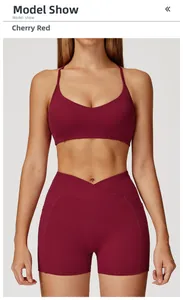 Détail de l'ensemble de yoga rouge cerise avec brassière col V et short taille haute
