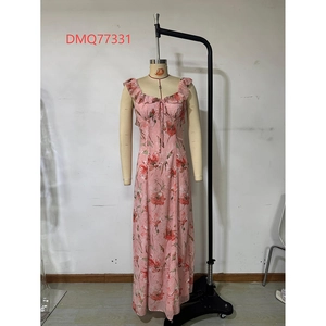 Détail du motif floral rose et de l'encolure à volants sur une robe longue d'été légère