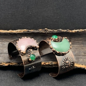 Nahaufnahme der Vintage-Bronze-Armspange mit Rosenquarz-Halbmond und Sternen-Gravur