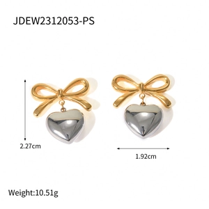 Detail of bow and heart earrings with dimensions 2.27cm by 1.92cm and weight 10.51g