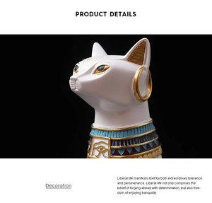 Dettaglio della statua di gatto Bastet bianco con collare oro e occhio di Horus