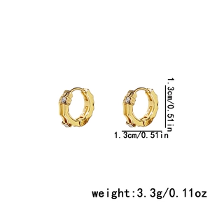 Détail de boucles d'oreilles dorées avec zircons blancs montrant les mesures de 1,3 cm