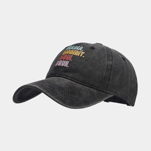 Gros plan sur une casquette de baseball noire délavée avec motif MAMA MOMMY coloré