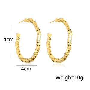 Detail view of gold geometric C-shaped earrings with 4cm diameter and 10g weight