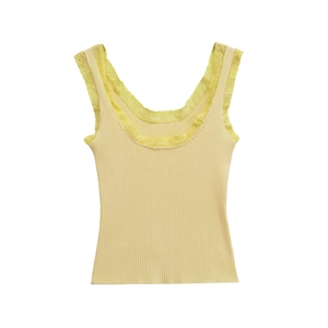 Camisole en maille côtelée jaune pâle avec bordures en dentelle sur fond blanc pur
