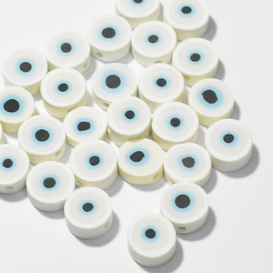Nahaufnahme von 10mm weißen Evil-Eye-Perlen aus Polymer-Ton für DIY-Schmuckherstellung