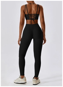 Détail du design lacé au dos et de la taille haute de l'ensemble de yoga noir