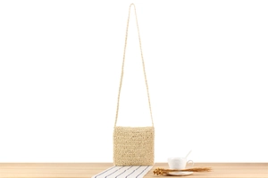 Gros plan sur le sac bandoulière en paille tissé à la main avec texture naturelle fine