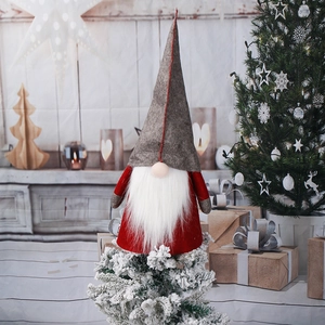Cime de sapin de Noël gnome nordique sans visage en feutre rouge et gris avec détails en fourrure