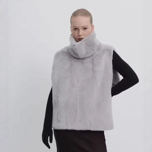 Gilet senza maniche in peluche grigio chiaro con collo alto per donna su sfondo grigio