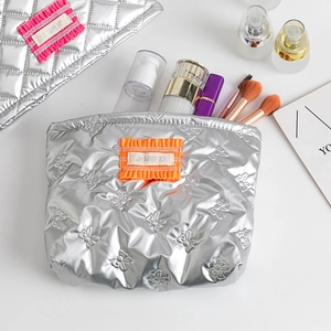 Trousse à maquillage en PU argenté matelassé avec nœuds et grand compartiment