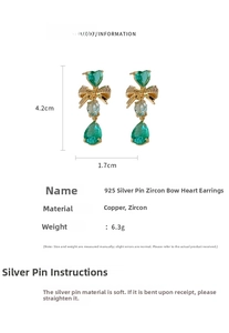 Détail des boucles d'oreilles nœud cœur avec zircons verts et tige en argent 925