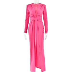 Vue détaillée d'une robe longue rose à manches longues avec décolleté en V et fente haute